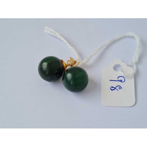 98 - A pair of green ball earrings 9crt