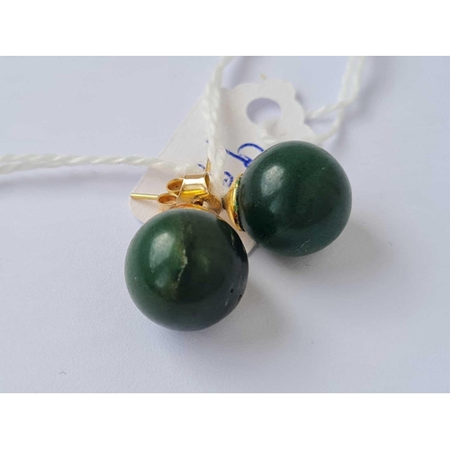 98 - A pair of green ball earrings 9crt