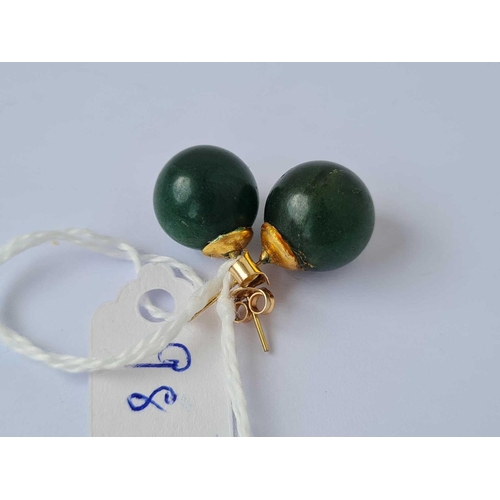 98 - A pair of green ball earrings 9crt