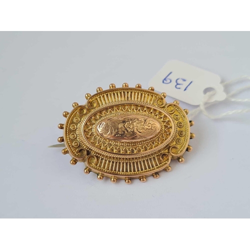 139 - A embossed gold oval brooch   4.5 gms