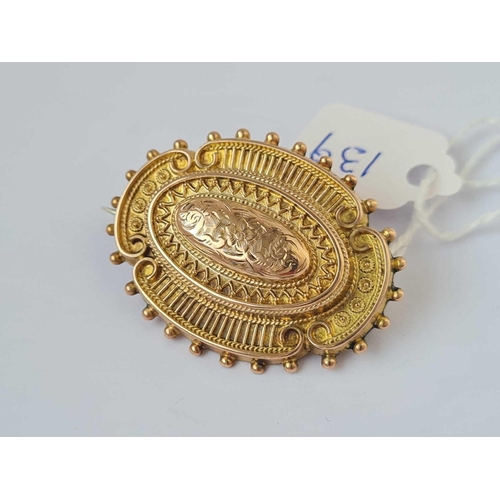 139 - A embossed gold oval brooch   4.5 gms