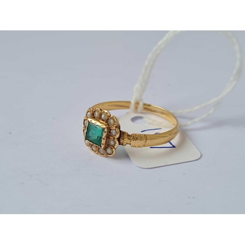 197 - A antique gold pearl and emerald ring size R