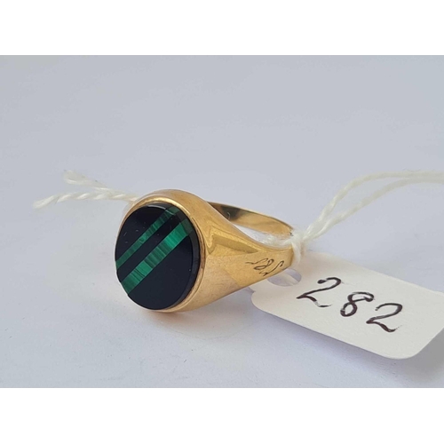 282 - A onyx signet ring 9ct size R   2.8 gms