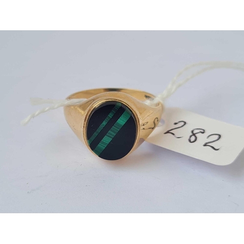 282 - A onyx signet ring 9ct size R   2.8 gms