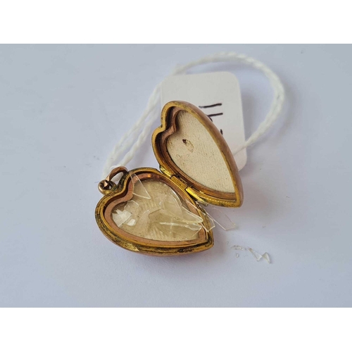 291 - A pearl and blue stone heart locket   4 gms