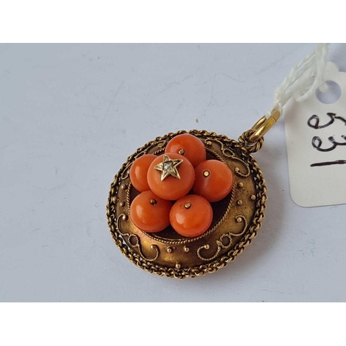 531 - A VICTORIAN GOLD AND CORAL PENDANT LOCKET