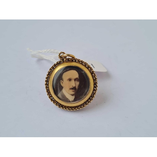 531 - A VICTORIAN GOLD AND CORAL PENDANT LOCKET