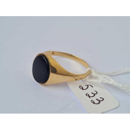 533 - A onyx signet ring 9ct size Z    2.9 gms