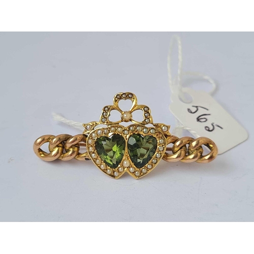 565 - A gold heart pearl and peridot brooch