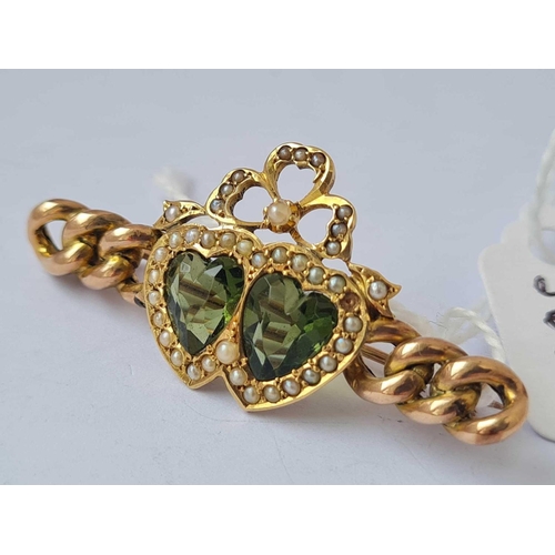 565 - A gold heart pearl and peridot brooch