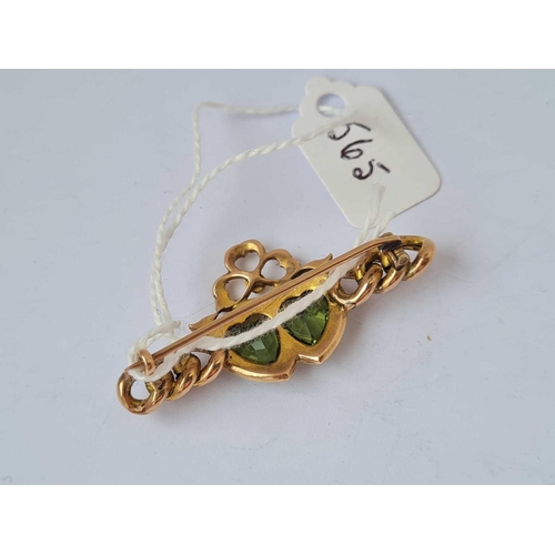 565 - A gold heart pearl and peridot brooch