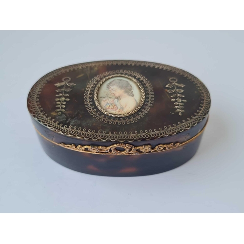 587 - A 19thh century snuff box