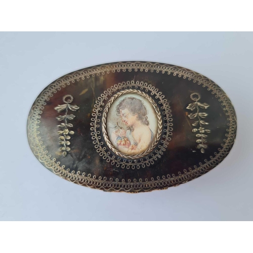 587 - A 19thh century snuff box