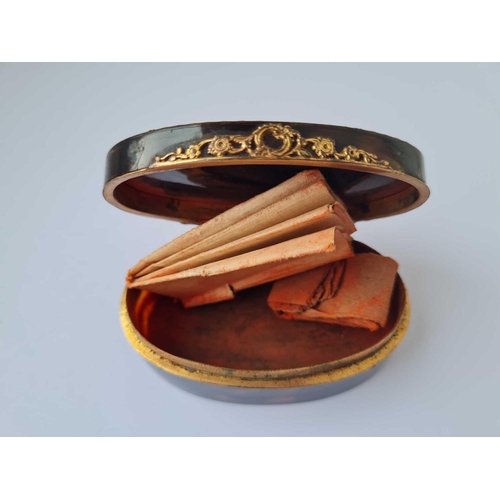 587 - A 19thh century snuff box