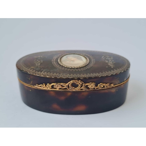 587 - A 19thh century snuff box