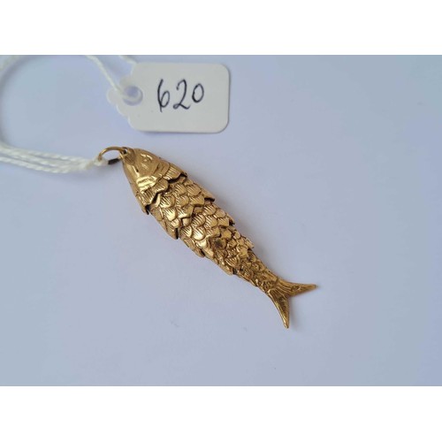 620 - A large articulated fish pendant 9ct     6.5 gms