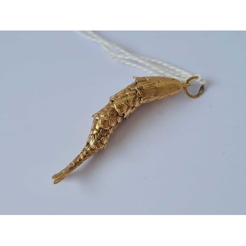 620 - A large articulated fish pendant 9ct     6.5 gms