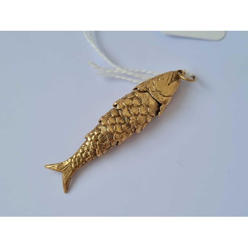 620 - A large articulated fish pendant 9ct     6.5 gms