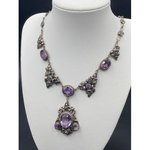 251 - A EARLY 20TH CENTURY CONTINENTAL SILVER AND AMETHYST NECKLACE