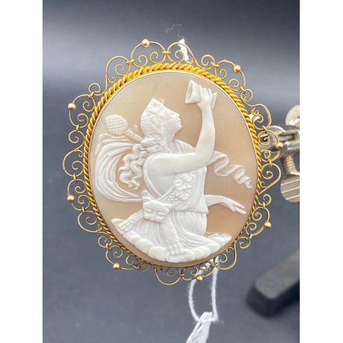 259 - A Victorian shell cameo with classical scene of a huntress 9ct