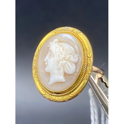 460 - A large Victorian cameo ring with gold shank and yellow metal rim size L