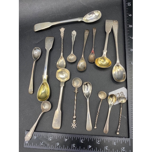 878 - A quantity of cruet spoons, many Victorian, 154g