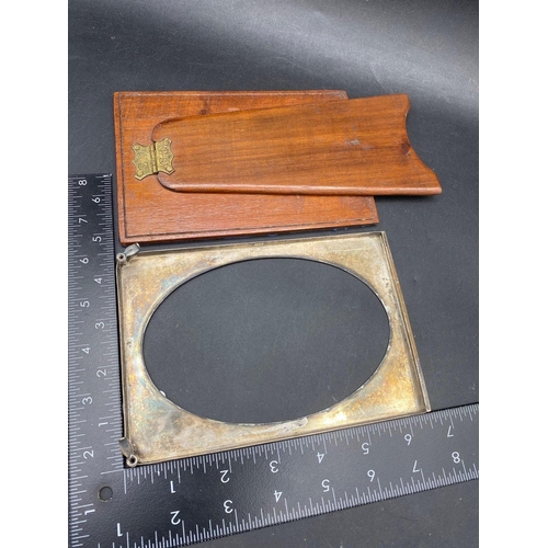 880 - An oblong photo frame with circular aperture, 6.5