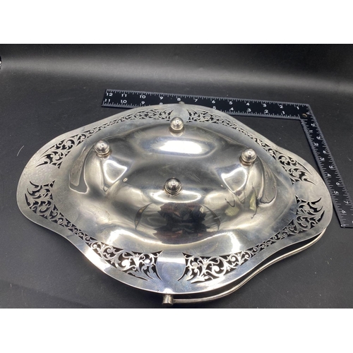 934K - A shaped oval cake basket with pierced border, 13