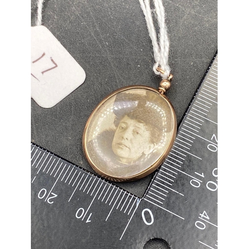 17 - Antique 1907 9ct glass photo locket