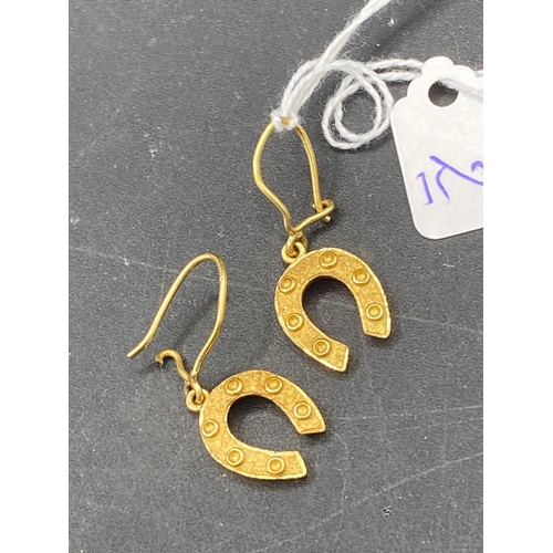 2 - An attractive pair of vintage horseshoe 14ct gold earrings 6.1g