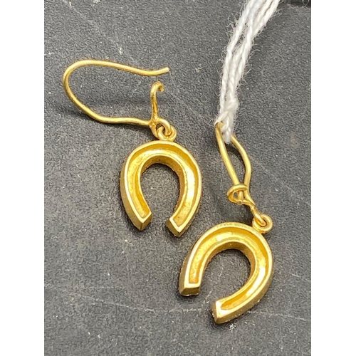 2 - An attractive pair of vintage horseshoe 14ct gold earrings 6.1g