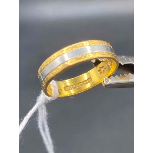 339 - A 22CT GOLD AND PLATINUM BAND RING SIZE P    5 GMS