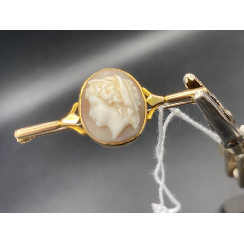 345 - A 9ct cameo bar brooch 5.6 inc