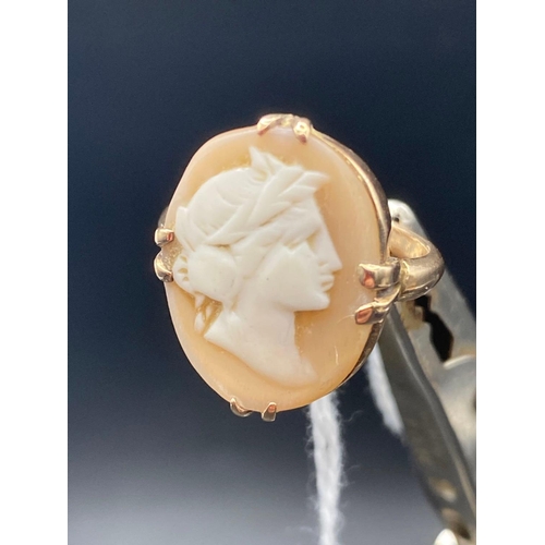 348 - Yellow metal cameo ring