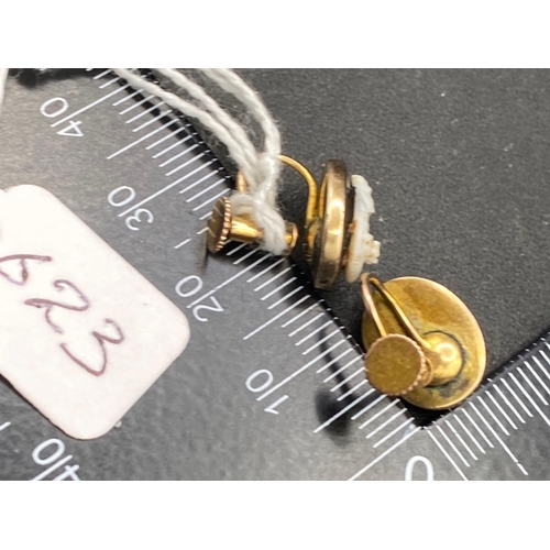 623 - A pair of hard stone screw back gold cameo earrings 2.5g inc