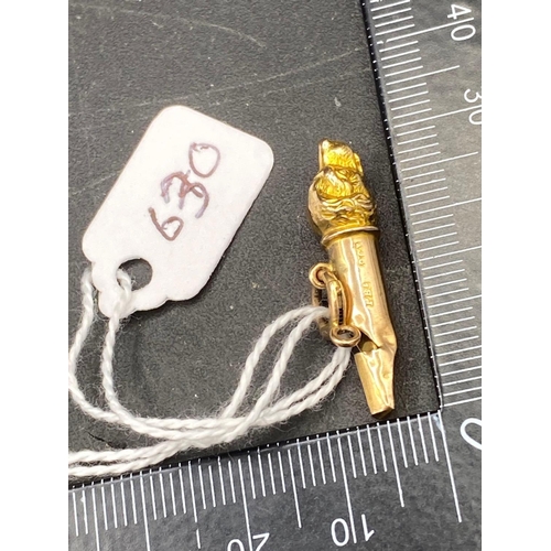 630 - A 9ct dog whistle with dog head decoration �working� 1.1g