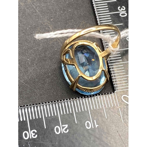 105 - A large 9ct gold blue stone dress ring size Q 5.2g inc