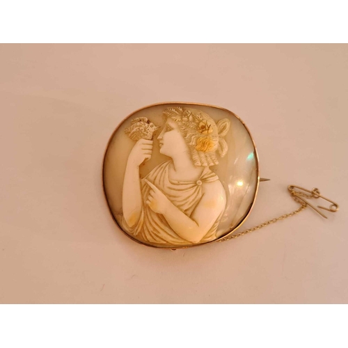 263 - A large convex antique gold mounted finely carved shell cameo brooch 5cm wide 14.2g inc