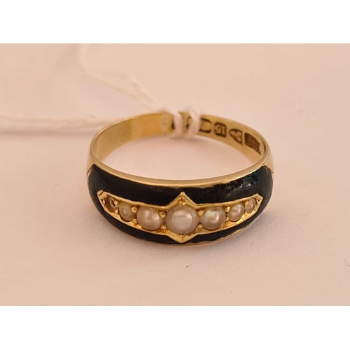 370 - A gold and enamel & pearl mourning ring