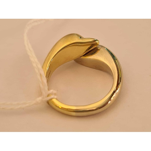 427 - A WHITE AND YELLOW GOLD RING DEPICTING TWO DOLPHINS 14CT GOLD SIZE P   7.2 GMS