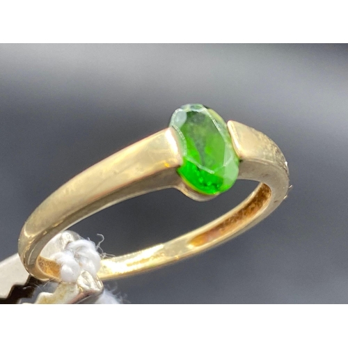 504 - A green diopside set ring in 9ct size T 2g inc