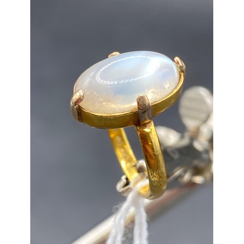 634 - A MOON STONE RING 22CT GOLD SIZE O  5.3 GMS