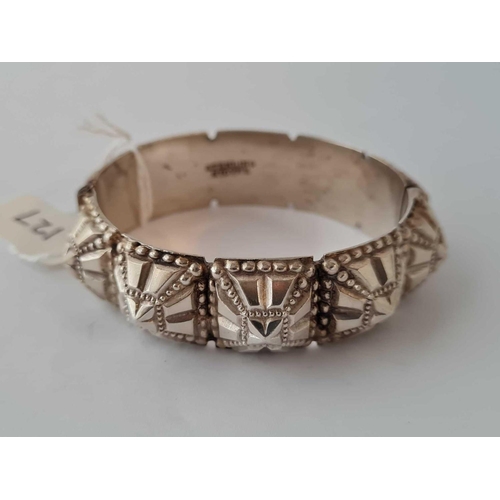 127 - A unusual hinged silver bangle