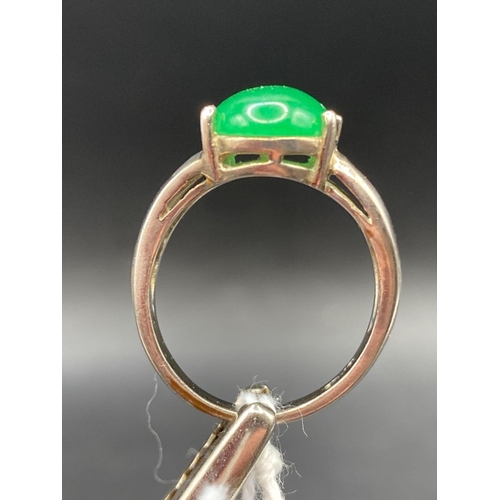 131 - A deep green jade ring fine polished in high carat white gold Size O - Jade Size: 13mm x 9mm