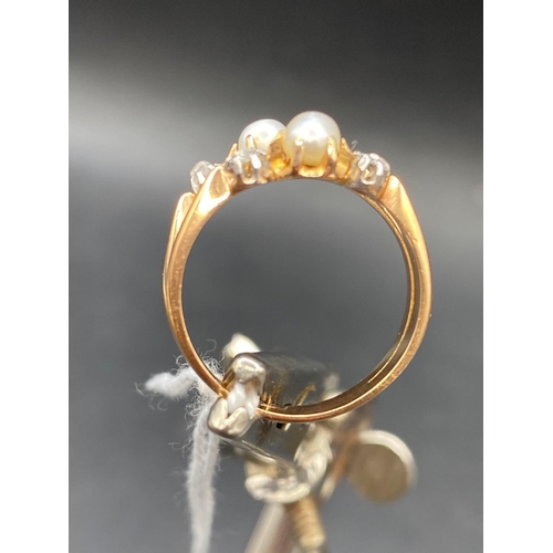 136 - A EDWARDIAN REAL PEARL AND DIAMOND TWO ROW RING IN HIGH CARAT GOLD TESTED size M