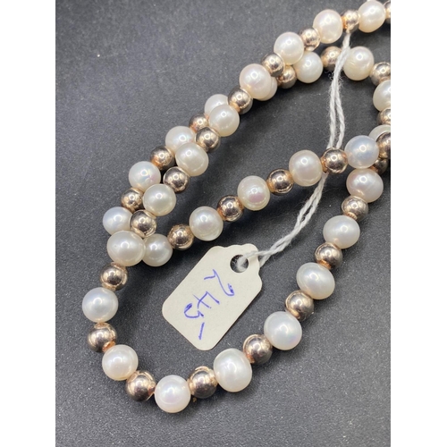 245 - A pretty pearl and gilded circular bead necklace 17