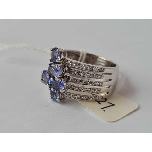 327 - A TANZANITE & DIAMOND MULTI ROW RING 14CT GOLD SIZE U    9,5g