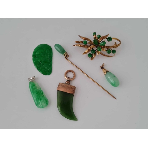 371 - A quantity of jade jewellery items