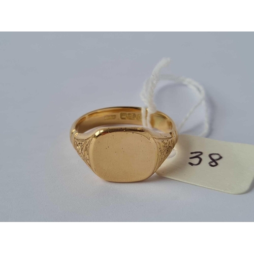 38 - A ANTIQUE GOLD SIGNET RING 1930 WITH CHASED DECORATION TO SHOULDERS 18CT GOLD SIZE T