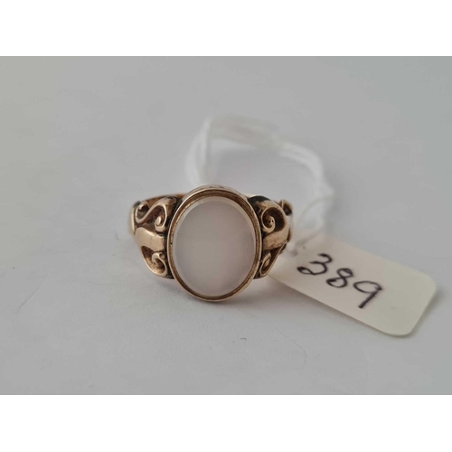 389 - A antique gold white agate set ring size O   3.8 gms